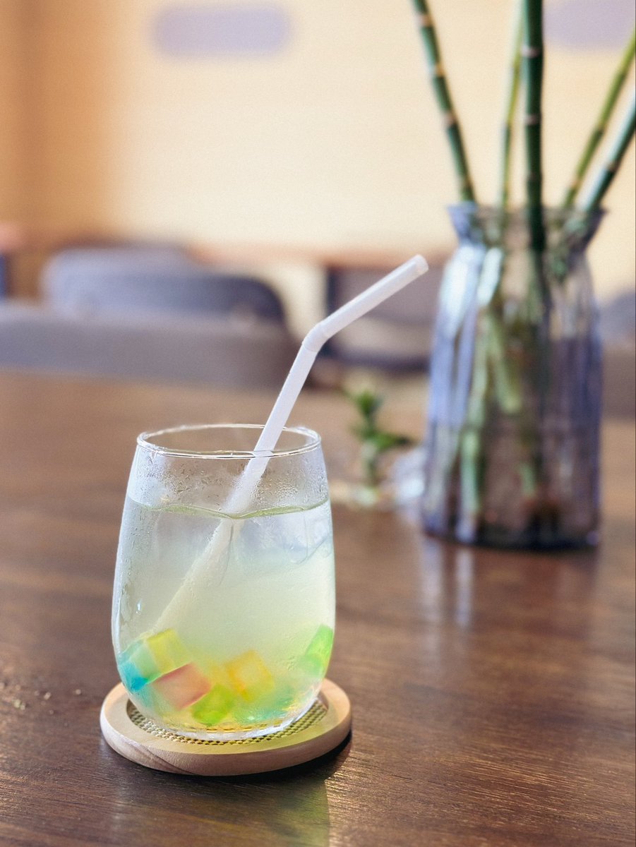 ぺぺちゃん考案の、ドリンクの試作品です。
なかなかの好評でした！
どう昇華するかはこれからですが、日当たりの良いお店なので写真の撮りがいがありそうです。
ドリンクばかりアップしてすみません🤭食事の試食会、いつも空腹で始まるので写真を撮り忘れて口に入れてしまうんです笑
#阪南市
#尾崎駅