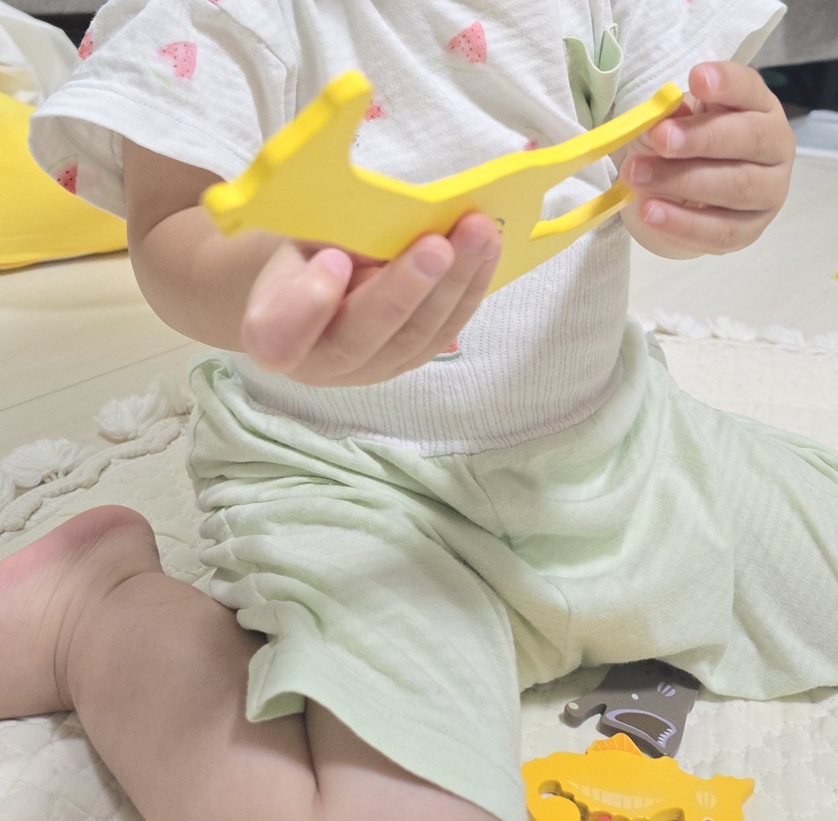 simasima_baby's tweet photo. この木製のパズル、100均で見掛けて思わず両方買ってしまったんだけど可愛くない🥹🩷！？

舐めても安全みたい。裏にひらがなと英語で名前も書いてあってびっくり。よく出来てるねえ。

てかジンベエザメ、ホエールシャークっていうんだね。まんまやん。笑笑 https://t.co/1vKyYTjRVH