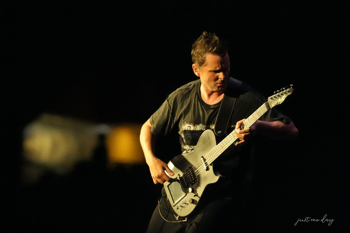 justonedayanon's tweet photo. #Muse #MatthewBellamy 

250927 MUSE LIVE IN KOREA https://t.co/KcJDt8oXAr