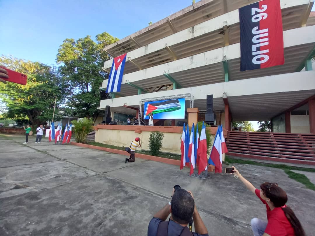 Desde #Guantánamo nos unimos a la condena de  #Cuba contra el genocidio israelí a los palestinos; un tema que conmueve al mundo y que cada día nos despierta con más crímenes y más niños masacrados por las bombas o por el hambre.
#PalestinaLibre 
#FreePalesti̇ne
