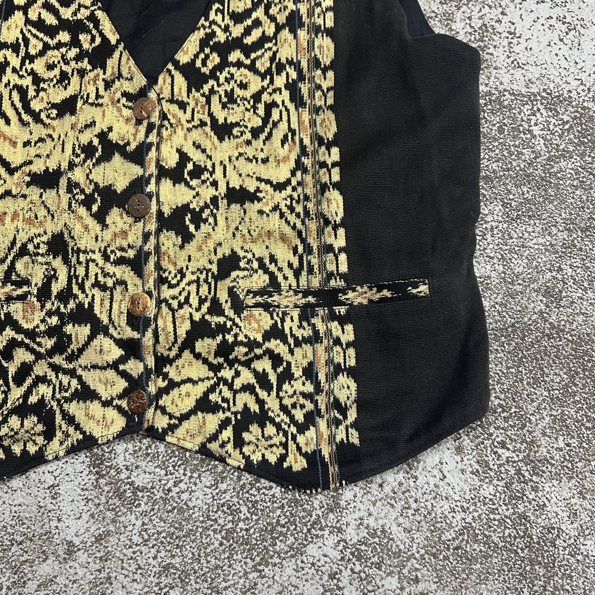 orb_usedonline's tweet photo. ▷10/11(土)20:00〜入荷

民族調の織り柄が印象的なヴィンテージベスト
深みのあるブラックベースに、ゴールドのパターンが映えるデザイン。ジャケットの中に仕込むだけでかなりおしゃれな印象に。日常のスタイルに少しのアートを是非。

アイテムはこちらから購入出来ます↓
https://t.co/ApGSp7gROP https://t.co/QLuRFs8wev