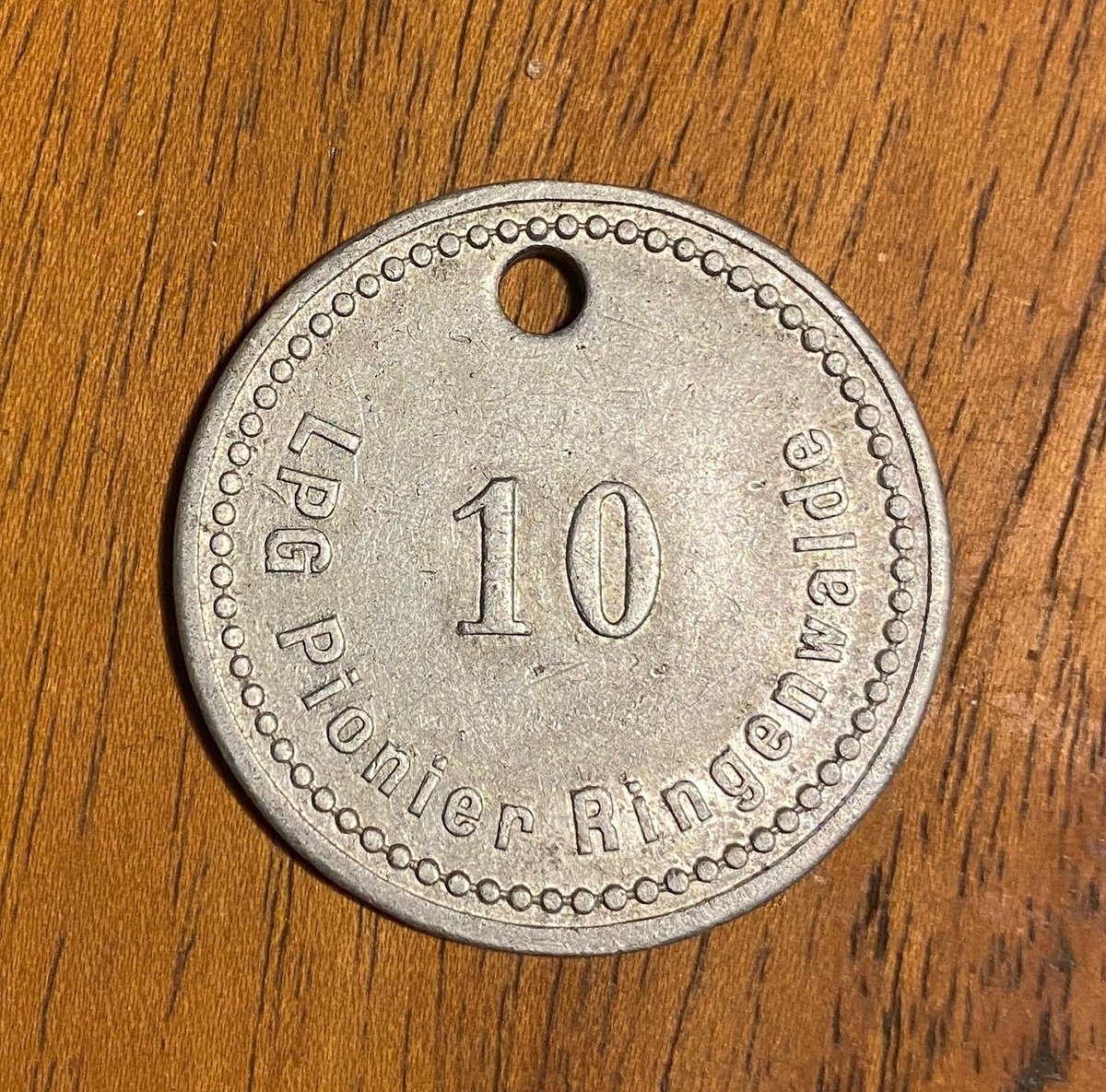 schoene_jens's tweet image. Nahezu unbekannte Kuriosität aus #DDR-Zeiten: das LPG-Geld. Es wurde zeitweise von Landwirtschaftlichen Produktionsgenossenschaften (LPG) herausgegeben, um zusätzliche Leistungsanreize zu schaffen. Etwa 2.000 verschiedene Scheine und Münzen sind überliefert.
Wer kennt so etwas?