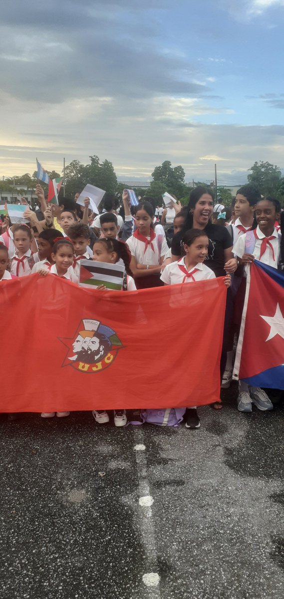 yaimet67's tweet photo. Hoy a 2 años de la oleada y masacre genocida del Estado sionista de Israel contra Platestina con la complicidad del gobierno de los EEUU los jóvenes pineros denuncian y condenan este acto. #IslaDeLaJuventud #Cuba #PalestinaLibre @MeyvisEstevezE @DiazCanelB @MMarreroCruz https://t.co/HB7OslMVAk