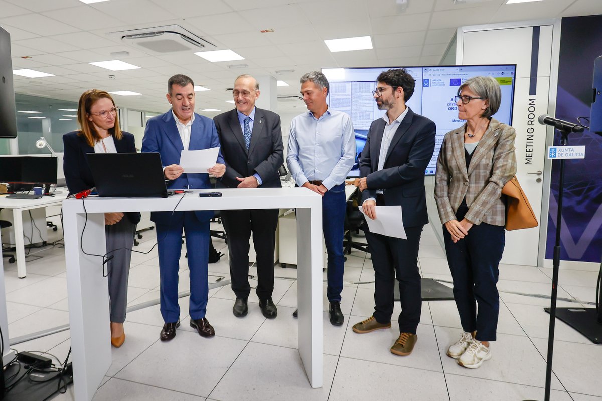 CESGA_'s tweet image. 📢🔒 Galicia alcanza un hito histórico en #CiberseguridadCuántica

Se activa la línea cuántica más larga de España (120 km) entre Santiago y Vigo, desarrollada por investigadores del #CESGA y @uvigo  con apoyo de @redpuntoes 

#Quantum #Innovación #Galicia #Tecnología