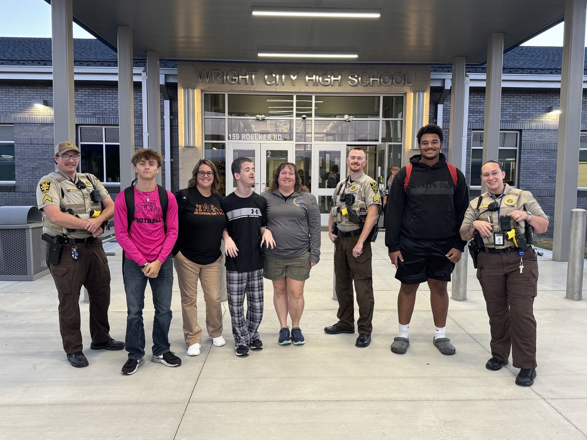 This morning, we had the pleasure of welcoming some awesome officers from the Sheriff’s Department who joined us to greet students as they arrived! 

A big thank-you to the Sheriff’s Department for taking the time to support our school and make some awesome connections!