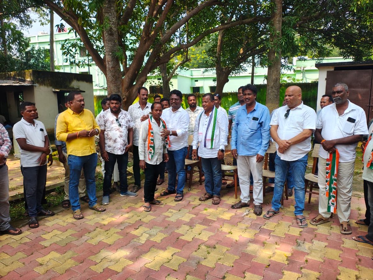 SatyajeetMLA's tweet photo. ଆଜି ଗୁଣୁପୁର PWD ବଙ୍ଗଳା ଠାରେ ମିଶ୍ରଣ ଅନୁଷ୍ଠିତ ହେଇଥିଲା |ଏହି ମିଶ୍ରଣ ପର୍ବରେ ରାମନାଗୁଡ଼ା ବ୍ଲକ ଗଗୁପାଡ଼ୁ ଗ୍ରାମପଞ୍ଚାୟତ�� ବିଭିନ୍ନ ଗ୍ରାମରୁ ବହୁ ବିଜେଡି କର୍ମୀ  କଂଗ୍ରେସଦଳ ପ୍ରତି ଅନୁପ୍ରାଣିତ  ହୋଇ ଆଜି ବିଧିବଦ୍ଧ ଭାବେ କଂଗ୍ରେସ ଦଳରେ ସାମିଲ ହେଇଛନ୍ତି | ସମସ୍ତ ନୂତନ କର୍ମକର୍ତାଙ୍କୁ ହାର୍ଦ୍ଧିକ ଶୁଭେଚ୍ଛା ଏବଂ କଂଗ୍ରେସ ଦଳକୁ ସ୍ୱାଗତ|