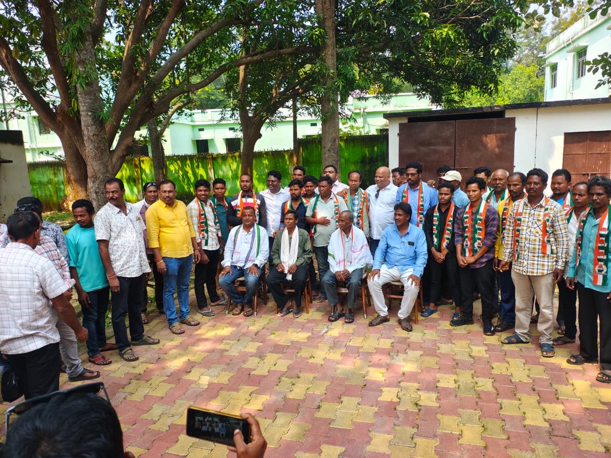 SatyajeetMLA's tweet photo. ଆଜି ଗୁଣୁପୁର PWD ବଙ୍ଗଳା ଠାରେ ମିଶ୍ରଣ ଅନୁଷ୍ଠିତ ହେଇଥିଲା |ଏହି ମିଶ୍ରଣ ପର୍ବରେ ରାମନାଗୁଡ଼ା ବ୍ଲକ ଗଗୁପାଡ଼ୁ ଗ୍ରାମପଞ୍ଚାୟତ�� ବିଭିନ୍ନ ଗ୍ରାମରୁ ବହୁ ବିଜେଡି କର୍ମୀ  କଂଗ୍ରେସଦଳ ପ୍ରତି ଅନୁପ୍ରାଣିତ  ହୋଇ ଆଜି ବିଧିବଦ୍ଧ ଭାବେ କଂଗ୍ରେସ ଦଳରେ ସାମିଲ ହେଇଛନ୍ତି | ସମସ୍ତ ନୂତନ କର୍ମକର୍ତାଙ୍କୁ ହାର୍ଦ୍ଧିକ ଶୁଭେଚ୍ଛା ଏବଂ କଂଗ୍ରେସ ଦଳକୁ ସ୍ୱାଗତ|