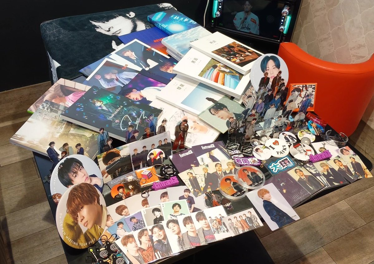 rn_tr_'s tweet image. 今日はほむちゃんと写真集会報ﾖﾐﾖﾐ会‼️
8時間ずーーーっとくだらない話と写真集と会報の話と少しのLIVE映像鑑賞を、、🎶
大輝くんの写真集が最高だったな🙂‍↕️
何もかも止まらなくて幸せ幸せすぎた🌟
ほむちゃありがとね✋🏻
@Da_iCE_Hom
#Da_iCE