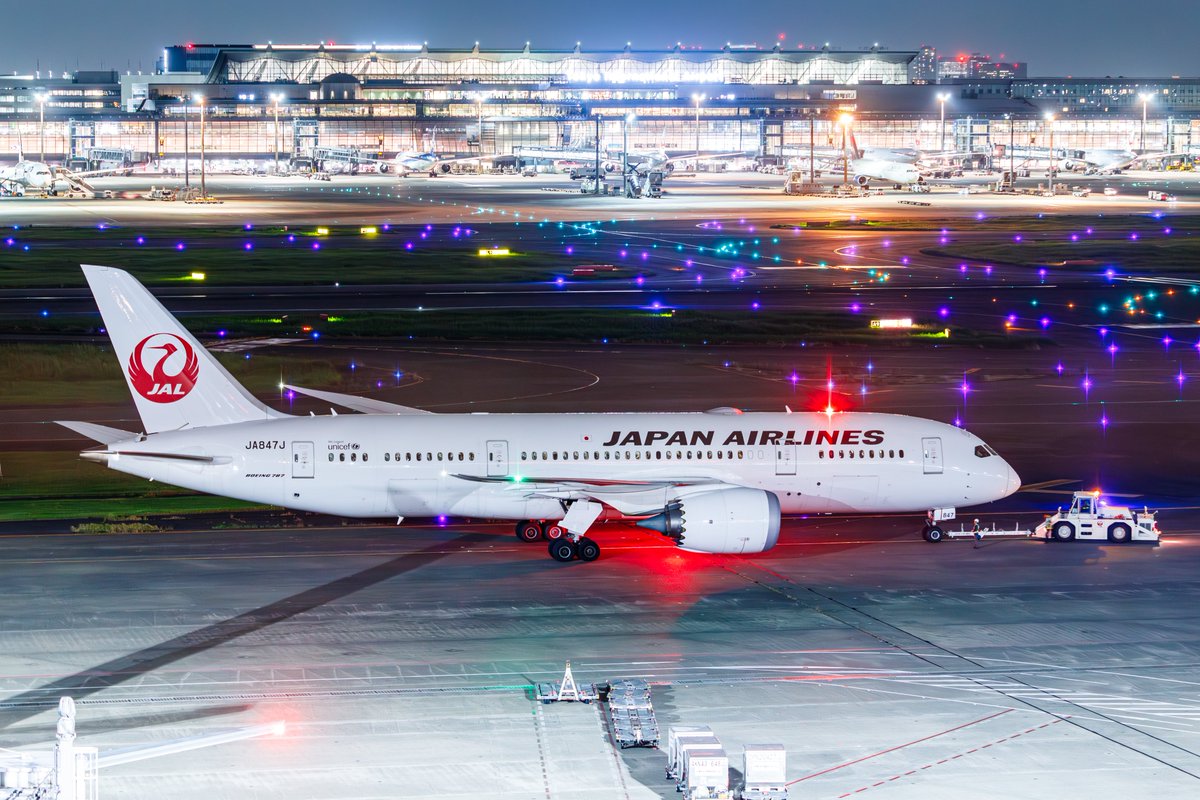 Mt1988Photo's tweet image. 夜の羽田はキラキラしててとてもきれい
デートにもおすすめ

#羽田空港 #JAL