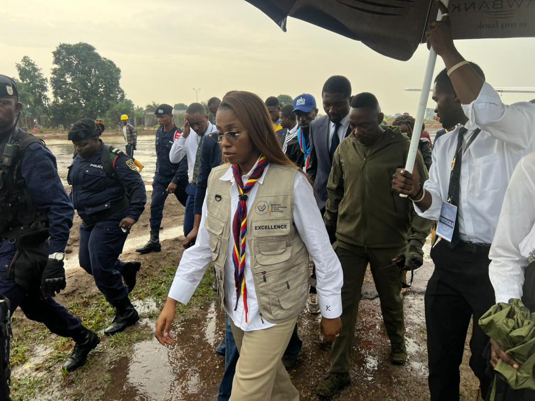 JonasMpanya's tweet photo. 🇨🇩: Arrivée triomphale de la Ministre de la Jeunesse, S.E. @GraceKutino, dans la province du Kwilu !  
Accueillie par une foule nombreuse et enthousiaste, sa venue marque une mobilisation exceptionnelle, à la hauteur de l’espérance portée par la jeunesse. https://t.co/qsXmmfXa65