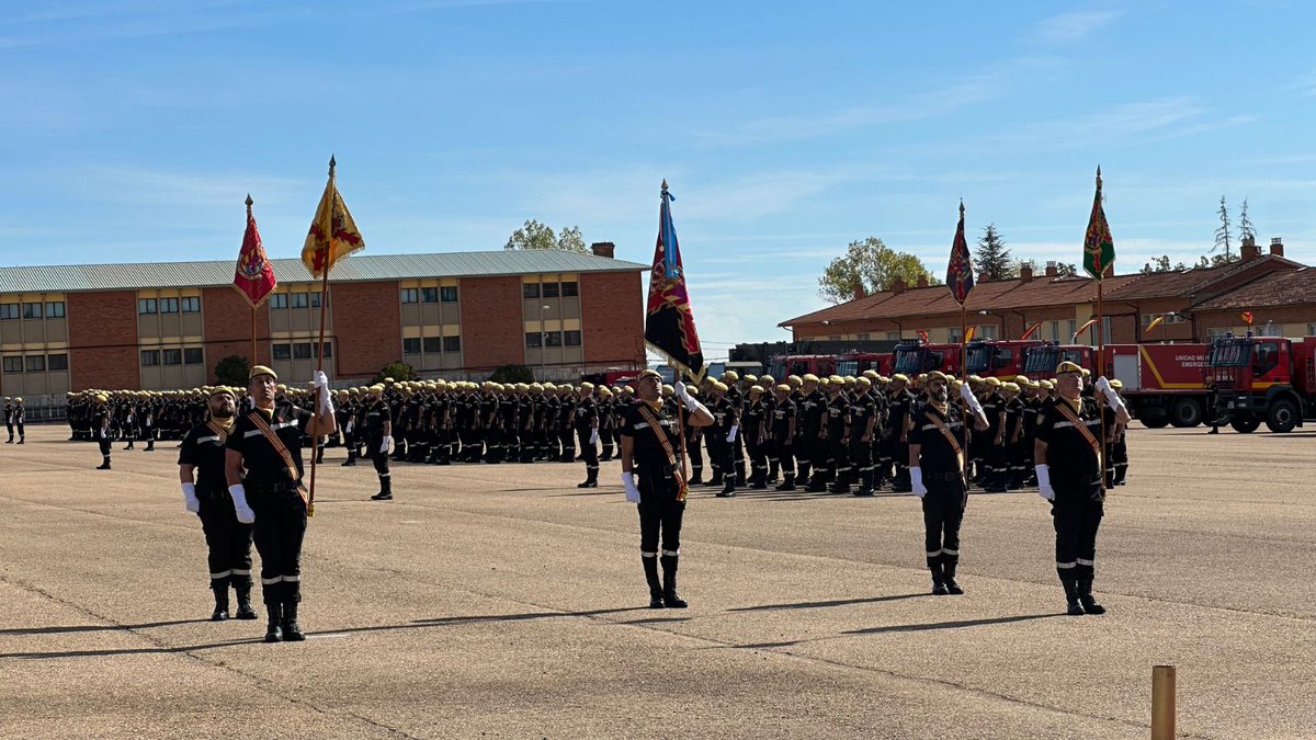 jcsquinones's tweet photo. La #Junta de #CastillayLeón acompañó al V Batallón de Intervención en Emergencias #BIEM de la #UME en la celebración de la festividad de su patrona, Nuestra Señora del Rosario, en la Base Militar Conde de Gazola, en Ferral del Bernesga #León. https://t.co/iolBWCD8Qq