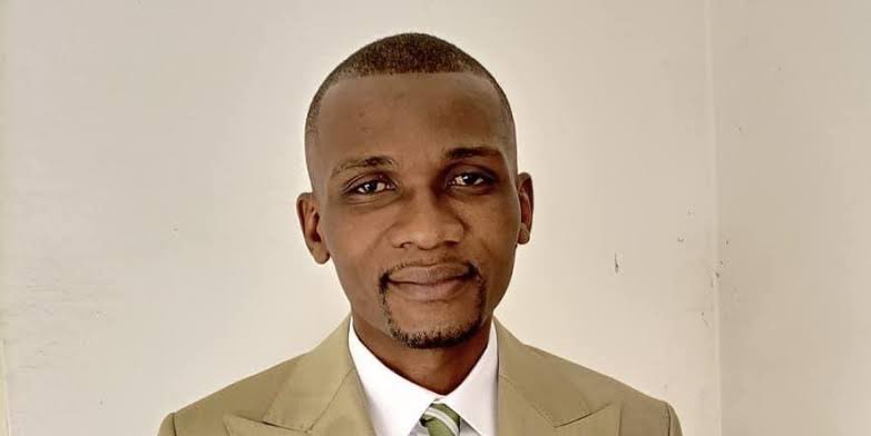 🔴 Urgent : le journaliste Gauthier Sey interpellé à l'aéroport international de Kinshasa. Plusieurs de ses effets ont été saisis, dont son passeport. Le journaliste voyageait pour Bruxelles dans le cadre de son travail. Il se trouve actuellement dans les locaux de la Direction