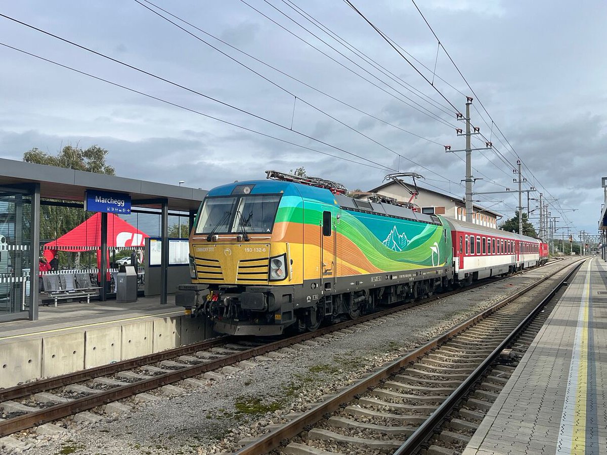 Viena y Bratislava apenas distan 80 km e incluso se puede llegar por barco recorriendo el Danubio. En 1898 se pensó construir una línea de tranvía entre ambas cuyos servicios comenzaron el 5 de febrero de 1914. Las guerras deterioraron la línea y en 1948 ya fueron trenes los que