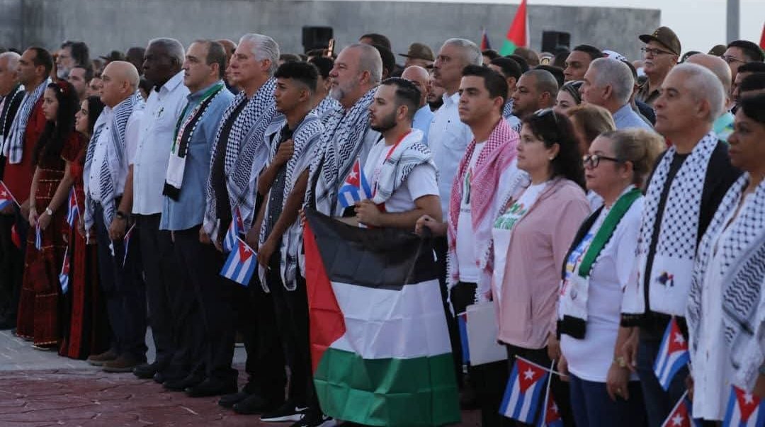 Cuba 🇨🇺 Al frente de los más de 100 mil   capitalinos reunidos en la Tribuna Antimperialista en apoyo a la causa palestina se encuentra Díaz-Canel Bermúdez.
#CubaConPalestina