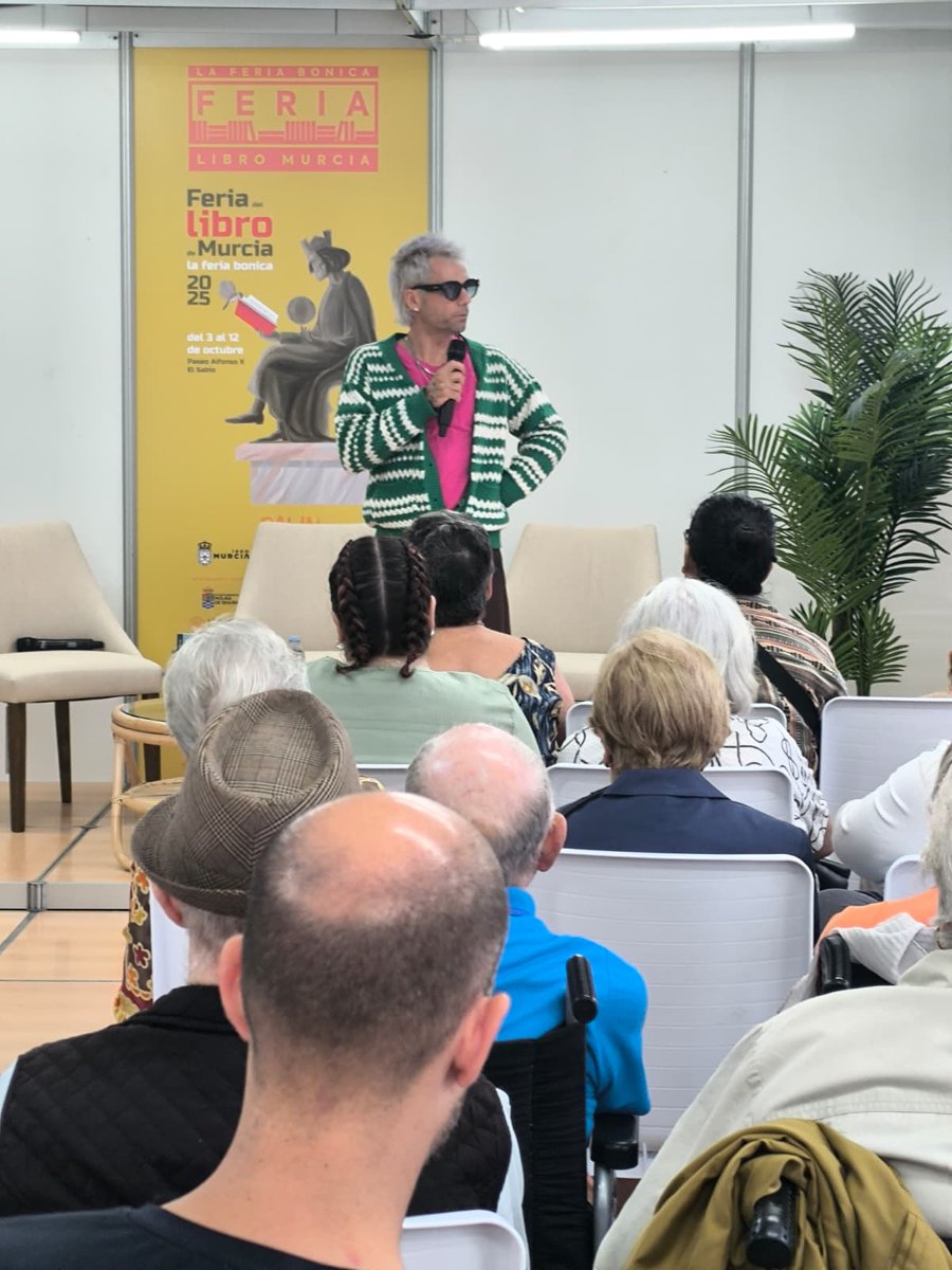 Maravilloso encuentro con Aarön Sáez, escritor y músico de Varry Brava y Carey, con los participantes de los programas de #mayores y #SaludMental de Solidarios. 
Divertido, fresco, lúcido, un artista inmenso...
<a href="/feriaLibroMurci/">Feria del Libro de Murcia</a> <a href="/varrybrava/">Varry Brava</a> <a href="/aaronsaez/">aaronsaez</a>