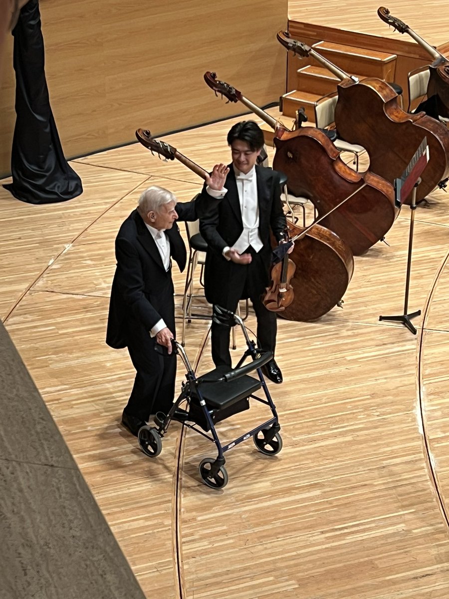 N響@ 10月Bプロ。奇跡という言葉を具現化したならば、今日のような公演になるんだと思います。98歳のおじいちゃんが陽気に仕事してて、見てるだけで元気出てくる。純度の高い美しいシベリウス5番でした。ブロムシュテットの音楽は曲の終わりに希望が見えるね。Cプロまで元気に振ってくれそうです。