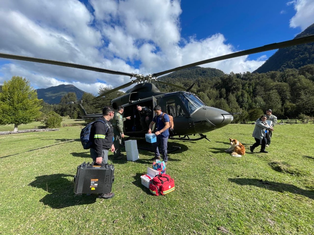 FACh_Chile's tweet photo. Hasta #Peulla llegó un 🚁 Bell-412 del Grupo de Aviación N°5 con apoyo médico y suministros, en el marco del Ejercicio #Solidaridad25.
La #FACH colaboró en terreno junto a equipos de salud para asistir a comunidades aisladas del sur de Chile 🇨🇱 https://t.co/FqsU01geT0