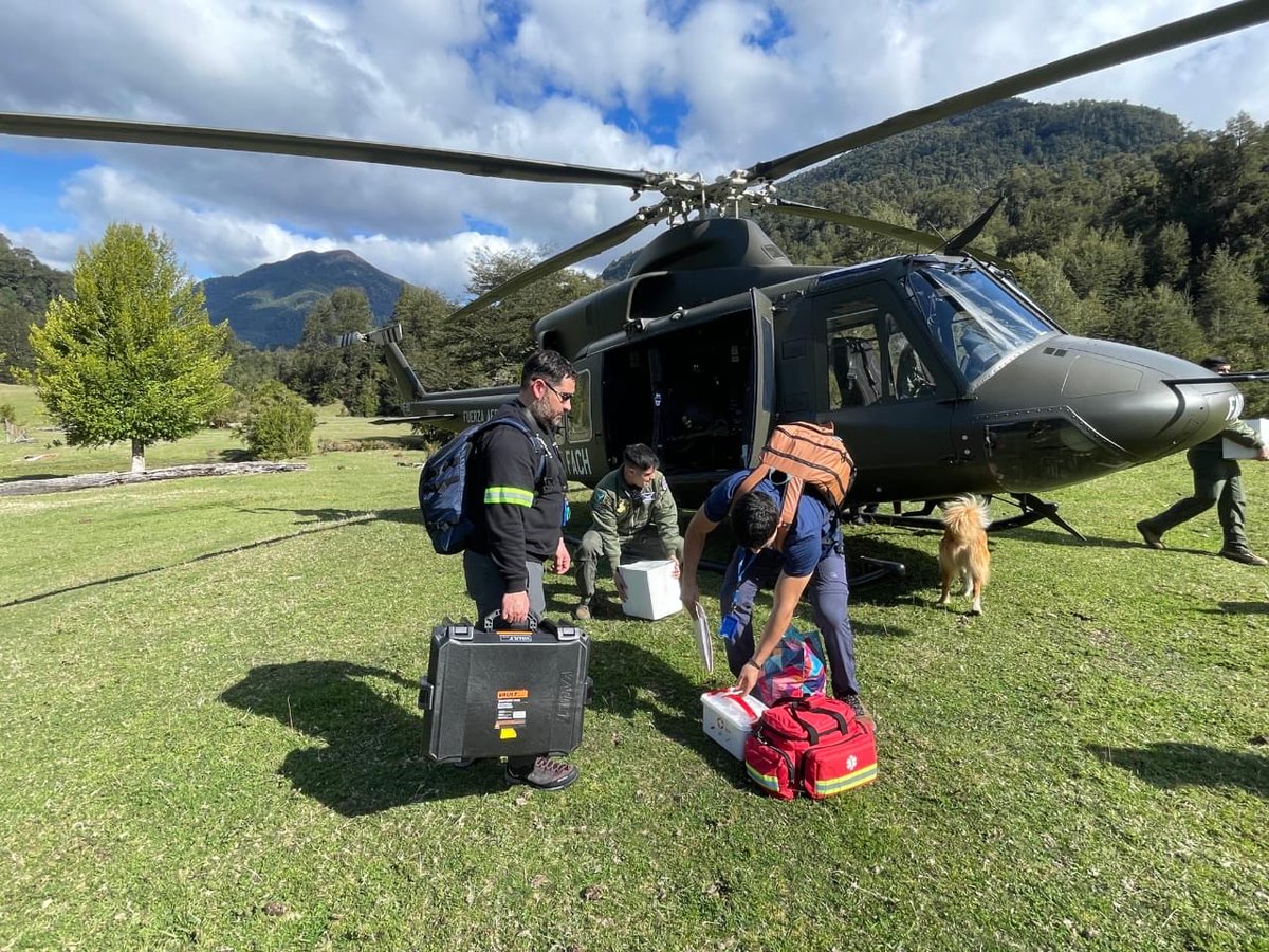 FACh_Chile's tweet photo. Hasta #Peulla llegó un 🚁 Bell-412 del Grupo de Aviación N°5 con apoyo médico y suministros, en el marco del Ejercicio #Solidaridad25.
La #FACH colaboró en terreno junto a equipos de salud para asistir a comunidades aisladas del sur de Chile 🇨🇱 https://t.co/FqsU01geT0