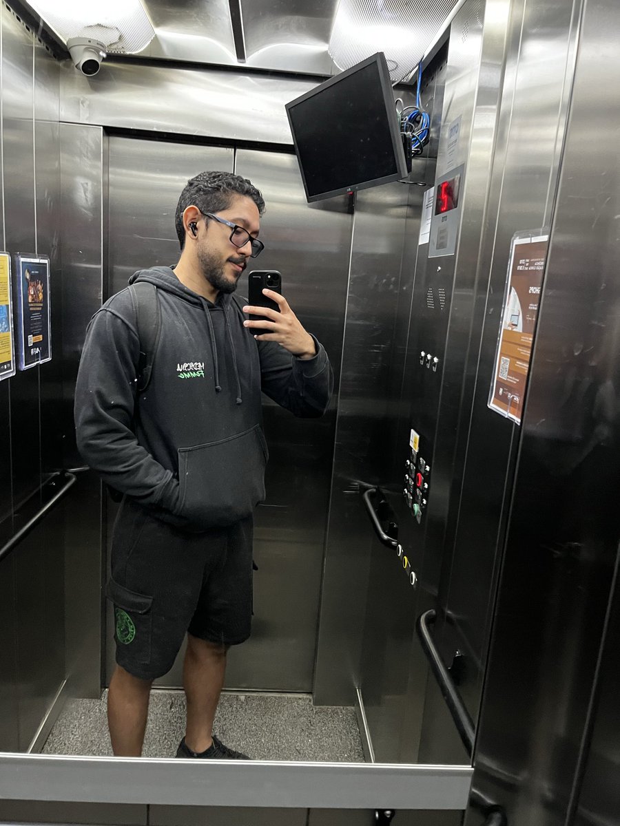 lhsj2's tweet image. Chegamo na aula tropa