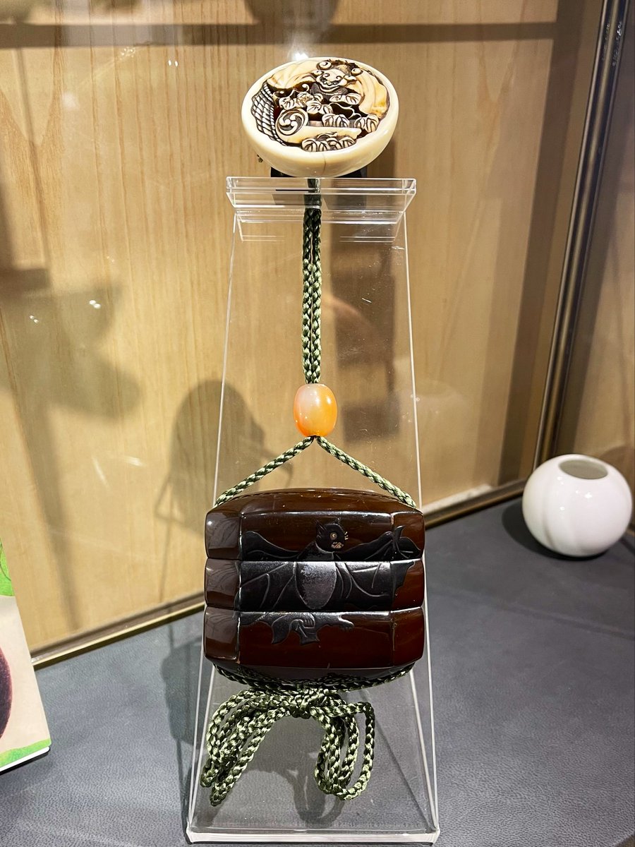 GTB_sword's tweet photo. 先日から売場はさらに秋らしくなっています。
朱い漆の経年による深みのある艶が良きです。

龍形時代形彫木刀（2枚目、真ん中）

植物図朱漆時代木刀（3枚目）

蝙蝠図蒔絵時代印籠一式（4枚目）

#龍 #植物 #蝙蝠 #朱漆 #蒔絵 #木刀 #印籠 
#Dragon #Plants #Bat #WoodenSword #Inro https://t.co/5cZZ2k0rjM