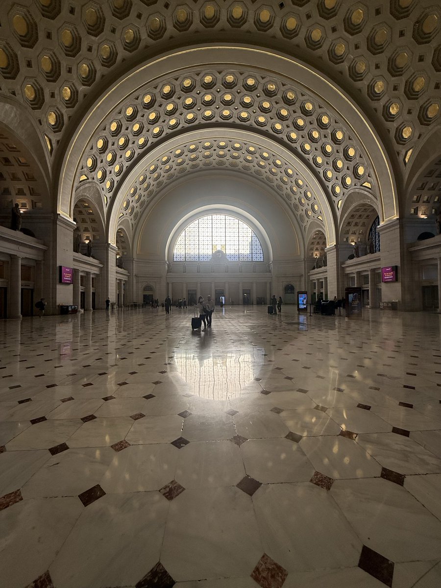 wapple15's tweet image. Union Station DC #ShadowsReflects