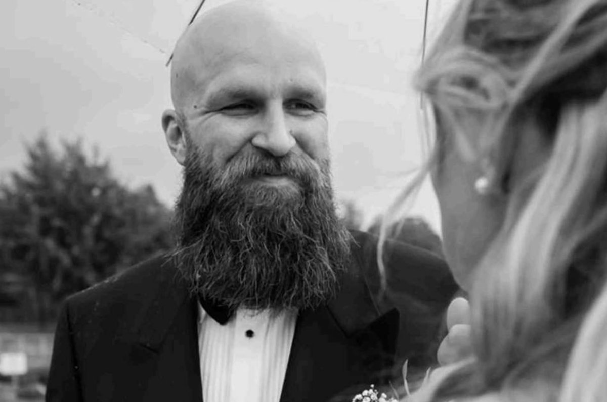 🇳🇴 Ter nagedachtenis aan Adrian Willyson Brask hangen we vandaag, 9 oktober, de vlag halfstok op reddingstation Blaricum. Zo betuigen we onze steun en eren we Adrian, die tragisch omkwam tijdens een reddingsactie. 🕊️
#InMemoriam #SARcommunity #KNRM #IMRF #VlagHalfstok