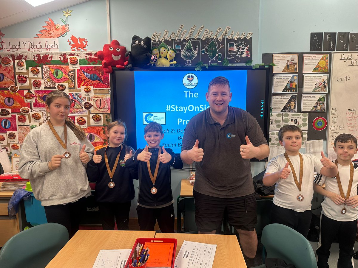 AndrewRuscoe's tweet image. Always a pleasure to return to Ysgol Rhosymedre to deliver the #StayOnSide Project. They loved watching Jacqueline Palmer &amp;amp; Hoopy who they declared as Community Hero&apos;s. Congrats to the medal winners 😀