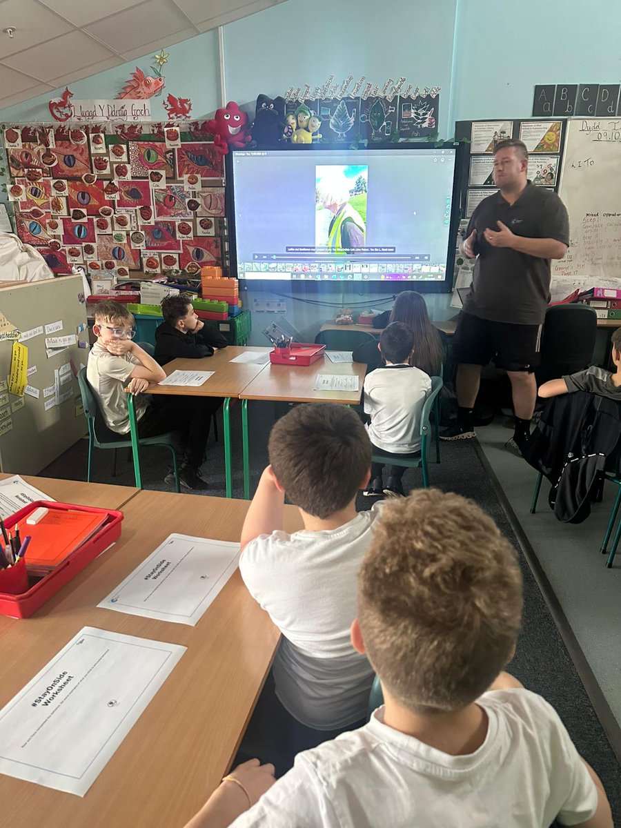 AndrewRuscoe's tweet image. Always a pleasure to return to Ysgol Rhosymedre to deliver the #StayOnSide Project. They loved watching Jacqueline Palmer &amp;amp; Hoopy who they declared as Community Hero&apos;s. Congrats to the medal winners 😀