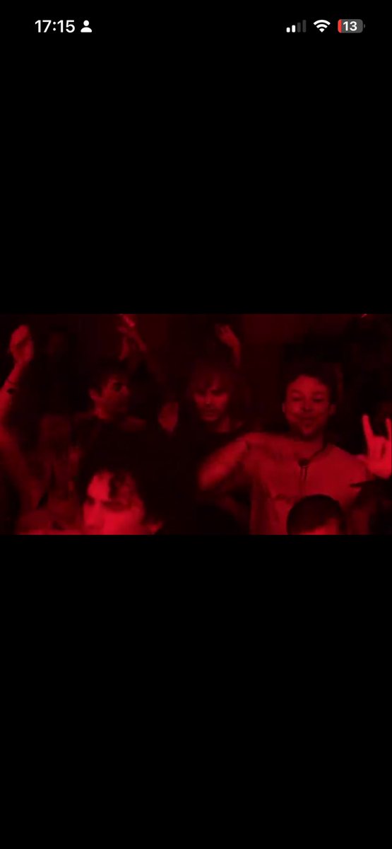 CodyAllard10's tweet image. THEIR LOOKS HERE IN THE CROWD!!! I’M DYING!!!!! #5sosisnotok @5SOS