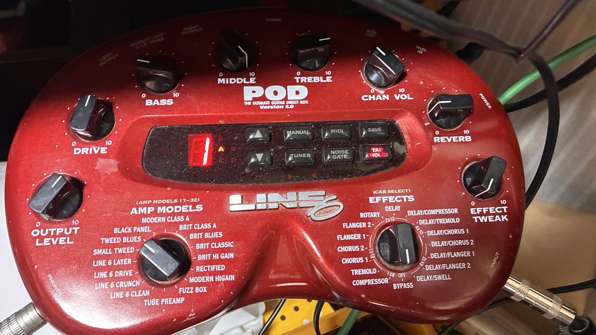 doorskeiji's tweet image. LINE6のPODという前時代的なアンプシュミレーターと練習したい曲をミキサーに突っ込みヘッドフォンで両方をモニターしながらが現在の個人練方法
みんなどーしんのかな？と思って
アパートとか家庭事情とかもあるし
#LIN6
#アンプシュミレーター
#個人練習