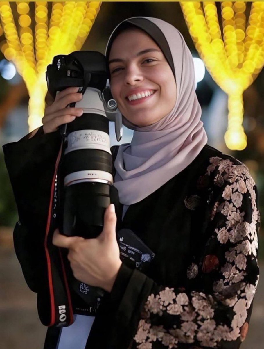 Esra Elönü (@elonue) on Twitter photo Gazze’de mutlu bir aile fotoğrafı 
Okul yolunda gülüşen çocukları 
Portakal bahçelerinde sepet taşıyan kızları,
Aksa avlusunda kuşları.
Henüz çalınmamış toprakları,
Çarşılarda yetimlerine kumaş seçen kadınları
Pazarda kızlarına  üzüm seçen babaları
Çekemeden“ şehit”.
🇵🇸🇵🇸🇵🇸💐 Gazze’de mutlu bir aile fotoğrafı 
Okul yolunda gülüşen çocukları 
Portakal bahçelerinde sepet taşıyan kızları,
Aksa avlusunda kuşları.
Henüz çalınmamış toprakları,
Çarşılarda yetimlerine kumaş seçen kadınları
Pazarda kızlarına  üzüm seçen babaları
Çekemeden“ şehit”.
🇵🇸🇵🇸🇵🇸💐