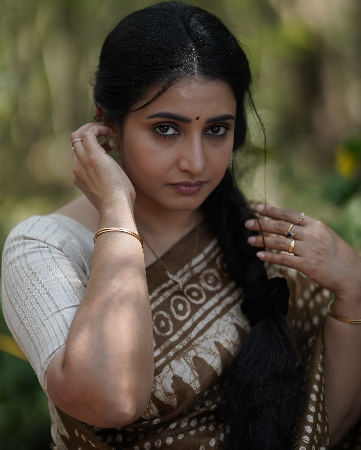 Sujitha Dhanush: The Timeless Beauty and Queen of South Indian Television | iiQ8 Actress