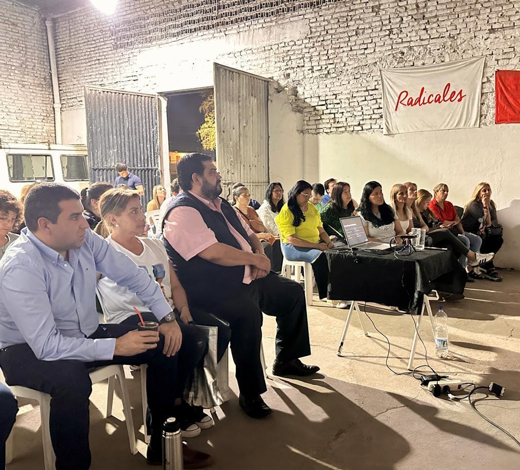 F_RomanoNorri's tweet image. Continuamos con el Ciclo de #Capacitación para transformar la realidad desde una perspectiva #radical. Hoy hablamos sobre Políticas #Públicas. Fue un lindo encuentro.