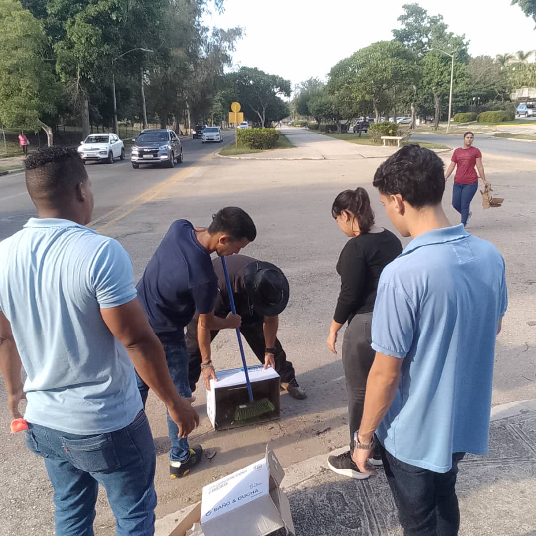 Trabajadores de la #DECA <a href="/ETECSA_Cuba/">ETECSA</a> sumados a las labores de limpieza e higienización de nuestro entorno. Unidos por la transformación de nuestra comunidad.