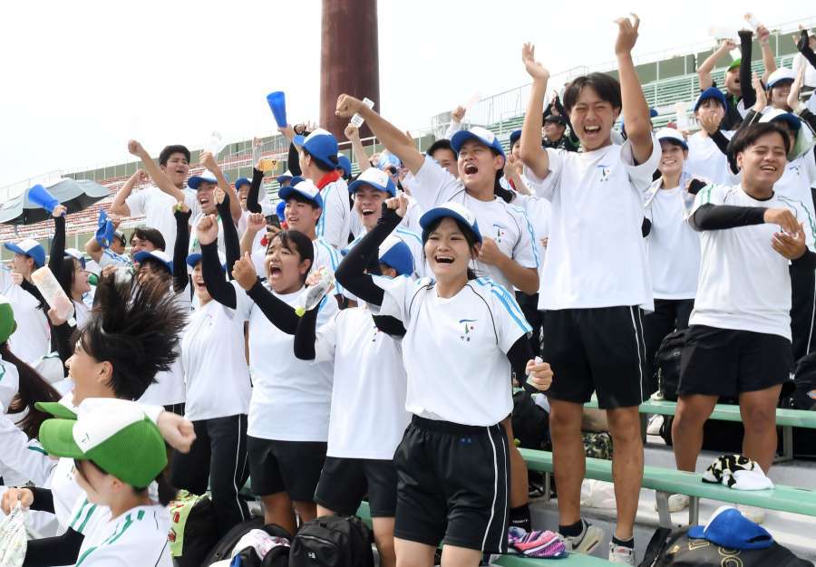 373news_twit's tweet photo. 20年ぶり秋準決勝…徳高らしさ最後まで！　応援スタンド熱狂、大歓声と指笛で選手後押し「徳之島から甲子園。夏も頑張って」 https://t.co/H3TnznaDpS #南日本新聞 #鹿児島 https://t.co/UTk1Atv5WX