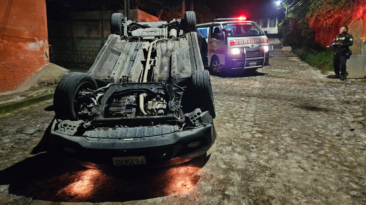 chepemonzon1's tweet photo. Vehículo volcado. 
Sobre la segunda avenida norte de San Juan del Obispo aldea de La Antigua G, Bo.Vo. atendieron a una fémina con crisi nerviosa luego de volcar en su vehiculo. https://t.co/demxneXjkS