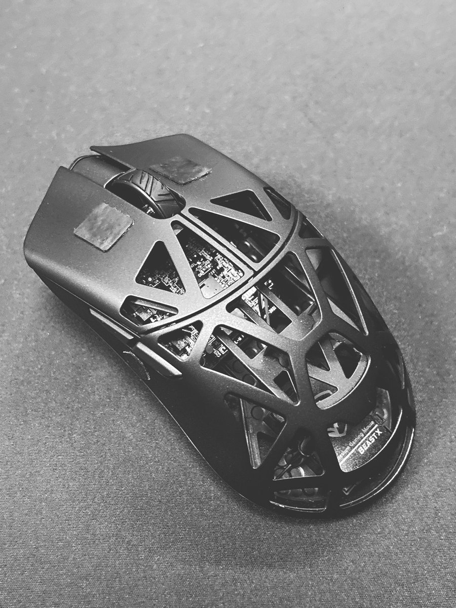 int_lemon's tweet image. 最近買ってよかった穴あきマウス
軽くてずっと持ってても蒸れなくてよき！
ドングルはねこ🐾