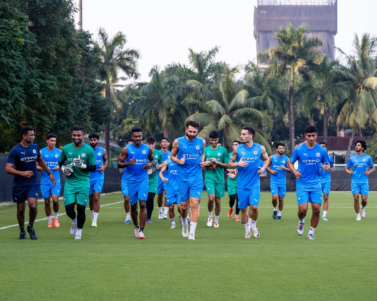 MumbaiCityFC's tweet image. Back in training 💪

#MumbaiCity #AamchiCity 🔵