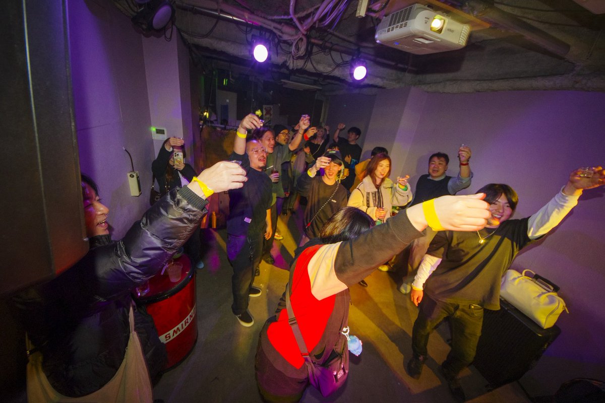 dj_recruit's tweet photo. 前回のSAGANMON vol.3の様子📸
佐賀酒飲んで、SAGANMON DJsの音楽聴いて、佐賀の美味しいおつまみも食べて、とにかくめちゃくちゃ楽しかった思い出💭
10/13(月祝)にまた #SAGANMON vol.4やるので、佐賀出身の方はもちろん、佐賀を知らない方もぜひ遊びに来てください!✨ https://t.co/9baUwcgb2l