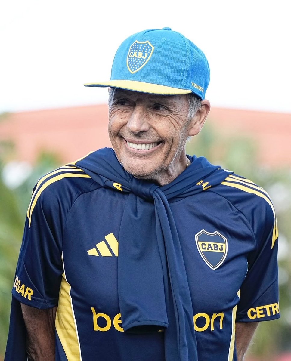 Murió con la de Boca puesta.

Lo mismo que hubiera echo yo.
Lo mismo que hubieras echo vos.
Lo mismo que hubiera echo cualquier bostero.