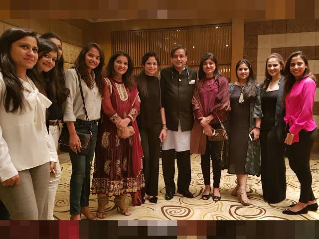 ऊपर वाले अगर तू है कहीं, तो एक सुरूर चढ़ा दे

उम्र चाहे कम ही दे दे, लेकिन शशि थरूर बना दे।