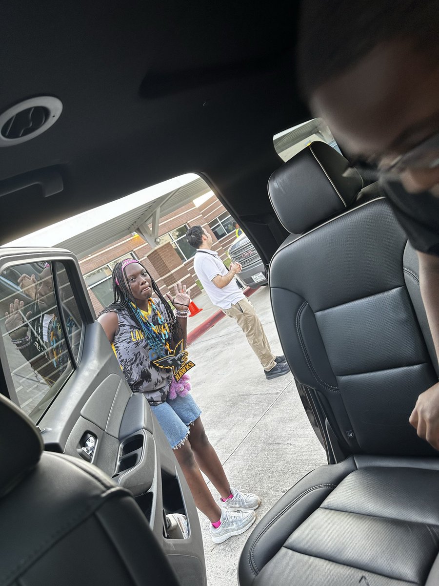 This is how you build community! Thank you <a href="/LH_LadyHawks/">Lake Houston M.S. Girl's Athletics</a> for sending the girls volleyball team to open the doors for the little ones at CE! Love it 👏🏾🖤💛❤️💙<a href="/HumbleISD_CE/">Centennial Elementary</a> <a href="/HumbleISD_LHMS/">Lake Houston Middle School</a>