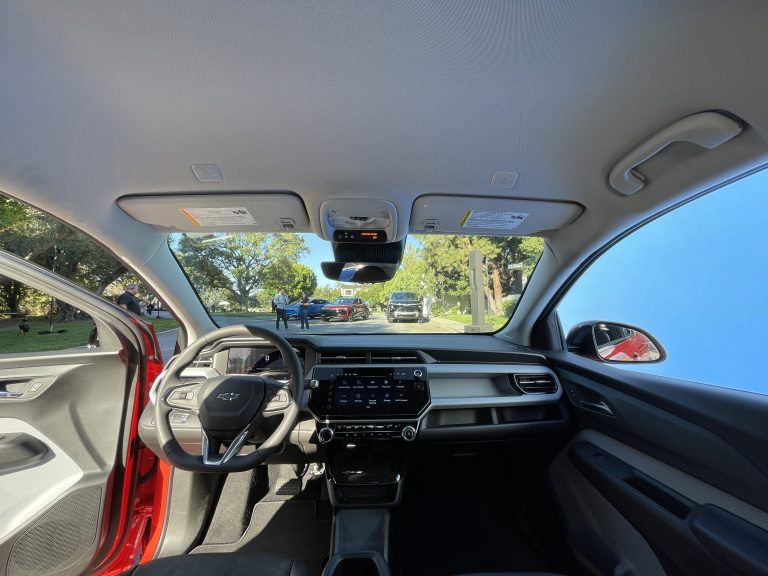 IqFine's tweet photo. GM just brought the Chevy Bolt back
🚗255-mile range | 150kW fast charging
🔌NACS port (hello Tesla Superchargers 
⚡LFP Ultium battery | 0–80% in 26 mins
💰Starts at just $28,995
Meet the Boltium — the people’s EV returns! 🇺🇸
#ChevyBolt #EVRevolution #GMUltium #ElectricCars https://t.co/AqJXIn1nMM