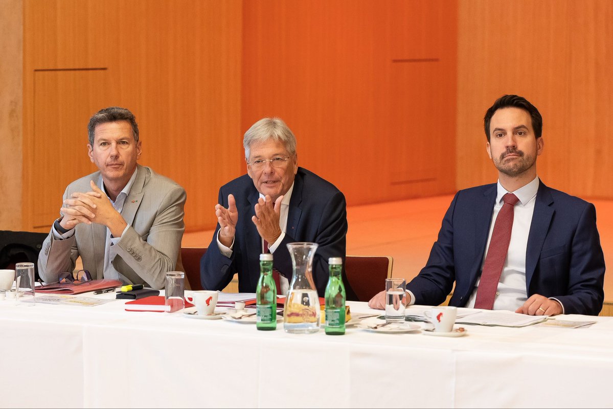 Andreas Schäfermeier (@a_schaefermeier) on Twitter photo Zweisprachige Bildung als Schwerpunkt im von LH Peter Kaiser geleiteten Kärntner Dialogforum, an dem heute auch Bildungsminister <a href="/chriswiederkehr/">Christoph Wiederkehr</a> 
teilnahm👇 Zweisprachige Bildung als Schwerpunkt im von LH Peter Kaiser geleiteten Kärntner Dialogforum, an dem heute auch Bildungsminister <a href="/chriswiederkehr/">Christoph Wiederkehr</a> 
teilnahm👇