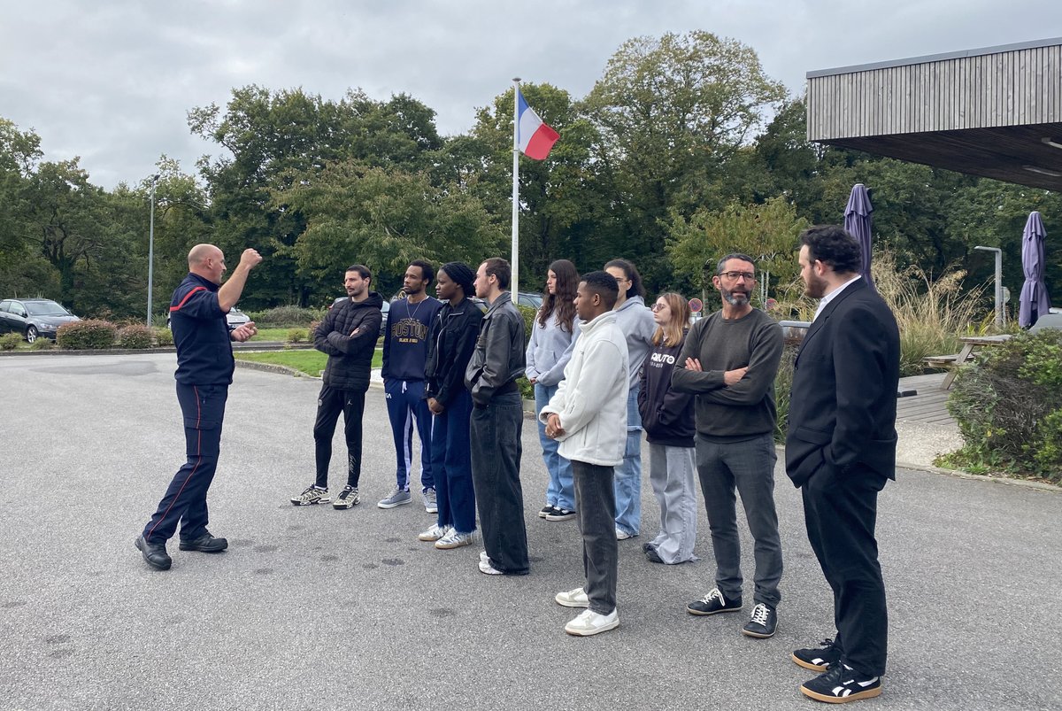09/10 : Découverte des métiers de la #Sécurité !
La Mission Locale du Pays de Cornouaille est venue avec un groupe de jeunes visiter le CIS de Quimper, le centre de traitement des appels et échanger avec la Police Nationale, le CIRFA et Sécuriteam.
👏 Merci à tous !