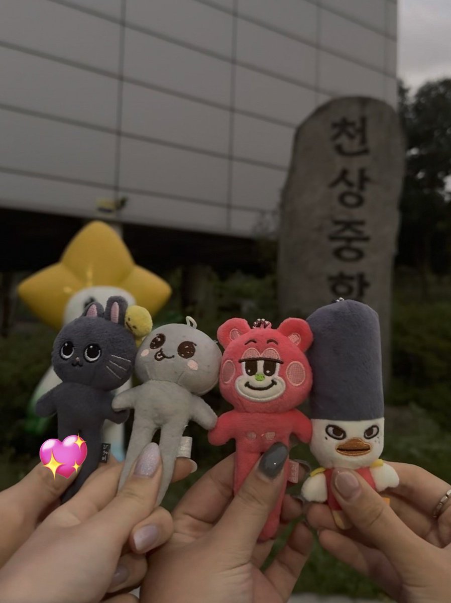 오늘 당일치기 울세이너 원빈고향투어다녀왔저렁~
최애가 다 달라서 더 재밌었던 하루..남자얘기만 몇시간했는지 기억도안나 우리 다음에 또 놀자🫶
그리고 차로 여기저기 데려가준 퍼플씨 덕분에 편하게 놀다가요🥹 베스트 드라이버 현대여성 퍼플씨 쵝오👍
