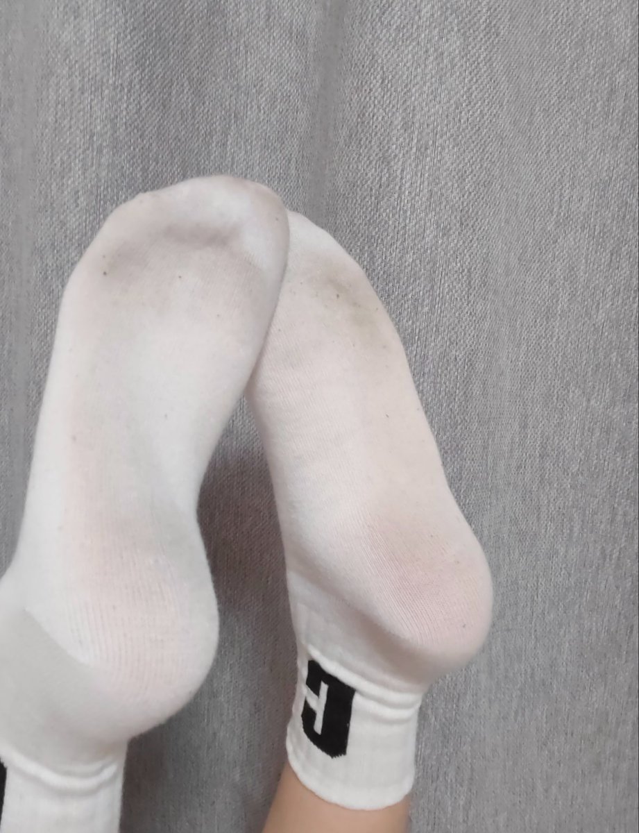 走了一天，脚丫子好疲惫，哪个宝贝来给我按按脚啊？我会奖励你的哦🥰