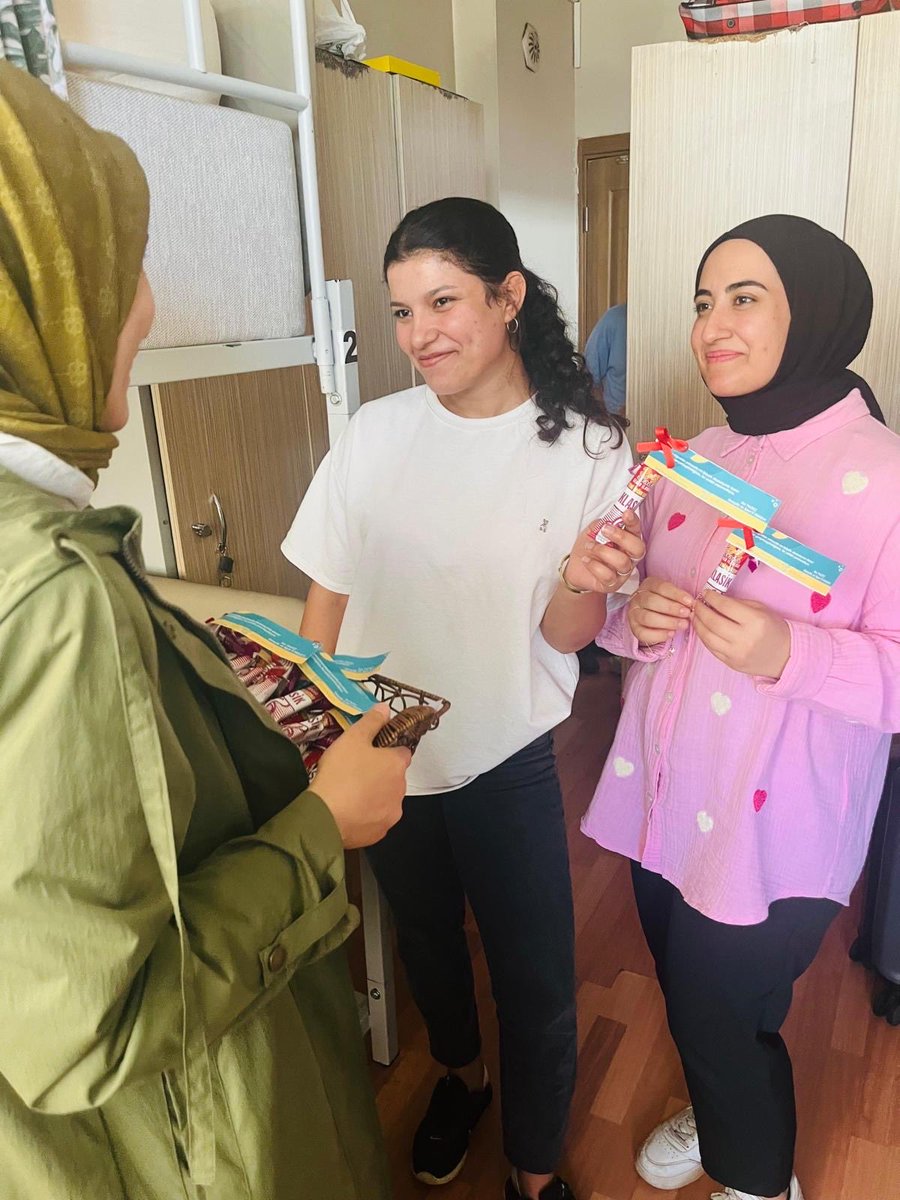 yaziciisa's tweet photo. GSB ailesi olarak ,gencimizin kalbindeki heyecanı ve azmi biliyoruz.Onları yalnız olmadıklarını hissettirmek istedik. "En büyük destekçiniz biziz!" notuyla hazırladığımız kahvelerimizi gençlerimize ikram ettik.
​Unutmayın,her zaman yanınızdayız ve başarılarınızla gurur duyuyoruz https://t.co/SVCOVIyOPt