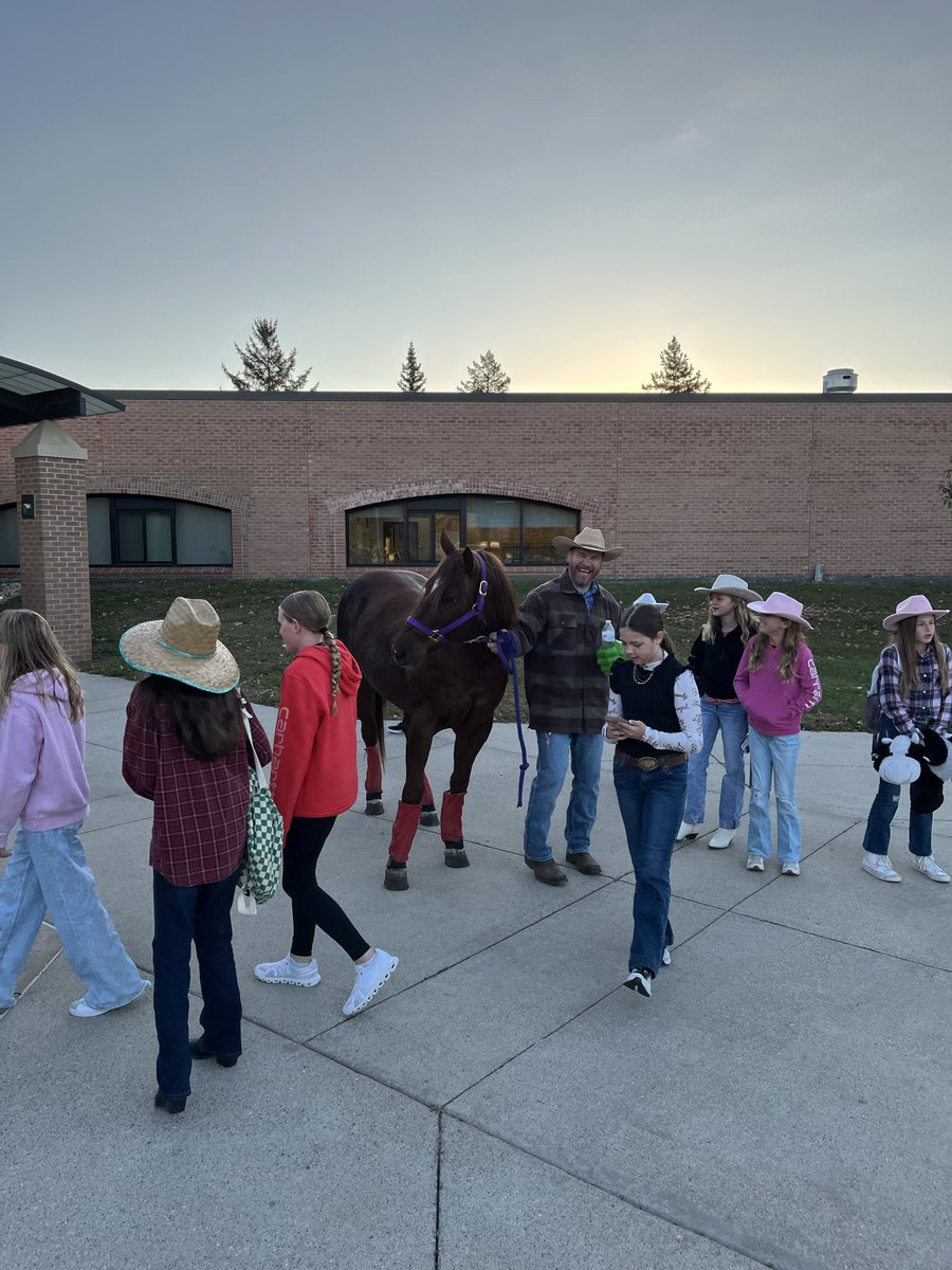 DYE_82's tweet image. Clear Lake Middle School is leaning hard into the theme days for #HomecomingWeek. 
@lestermi2 should have been a cowboy 🎶🎶…