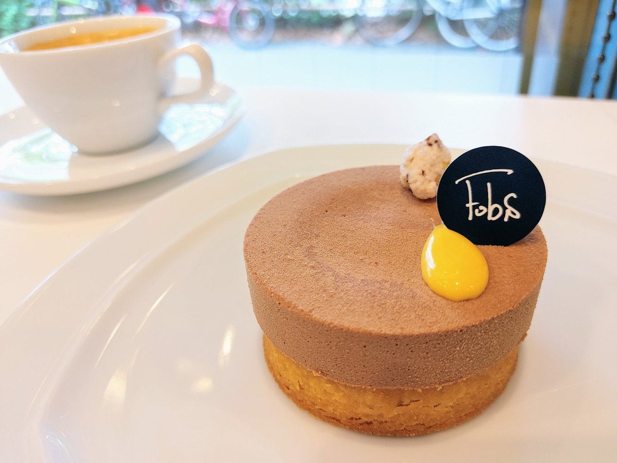 soichi_ebi's tweet image. ランチ後に #蔵前 「#パティスリーフォブス (#FOBS)」で #ノワゼットパッション という #ケーキ を頂く。

ミルクチョコレートのムースにパッションフルーツのクリーム。優しい甘さと鮮やかな酸味が口に広がる。

11月から営業開始時間が13時に変更になる。ランチタイムの楽しみが減るのは残念。